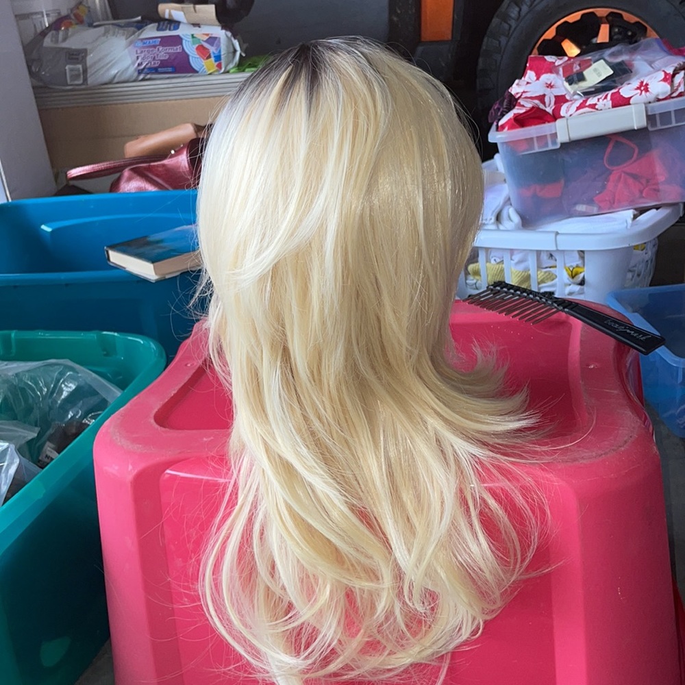 Long blonde layered wig - Picture 3 of 7